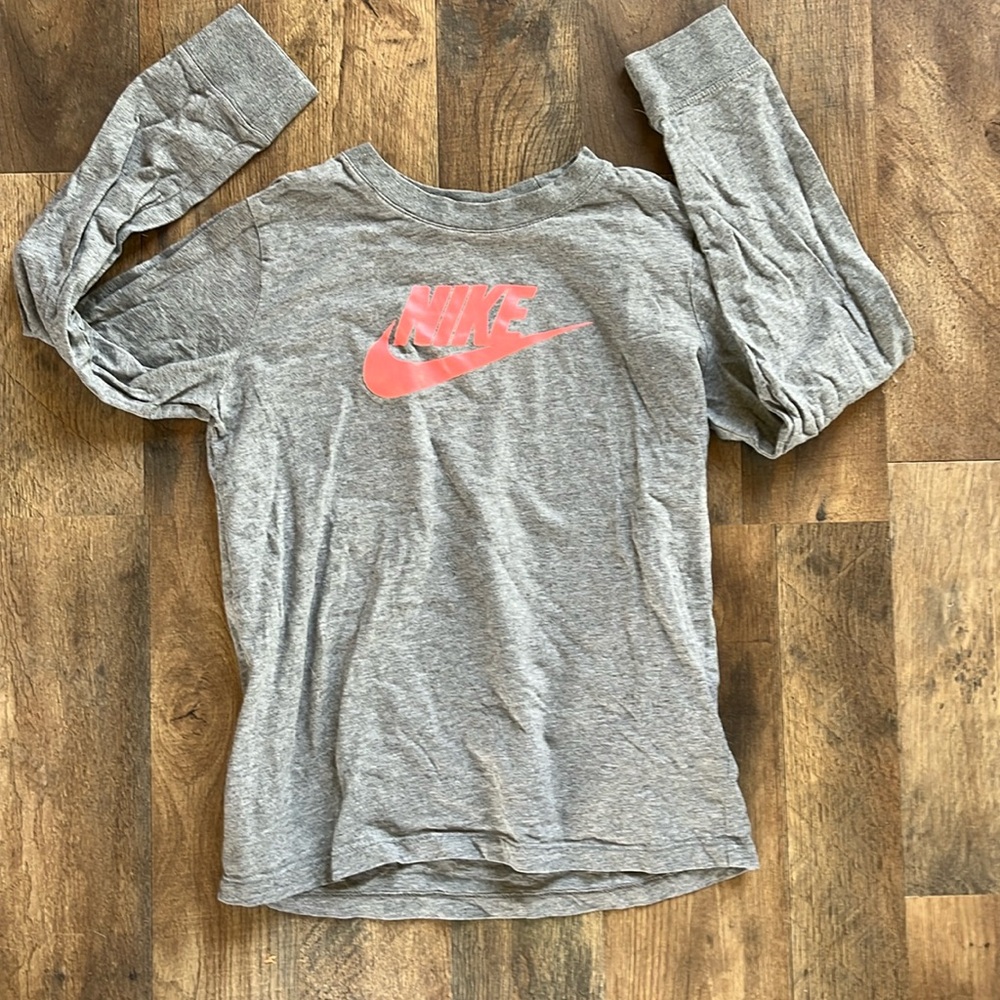 4/$20🥳 Nike girls long sleeve shirt size M